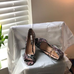 High heel peep toe paisley pattern shoe.